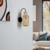 Aplique de pared Lindby Venora, altura 43 cm, negro, madera, bambú