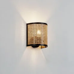 Aplique de pared Lindby Yaelle, 20 cm de altura, ratán, negro, E27