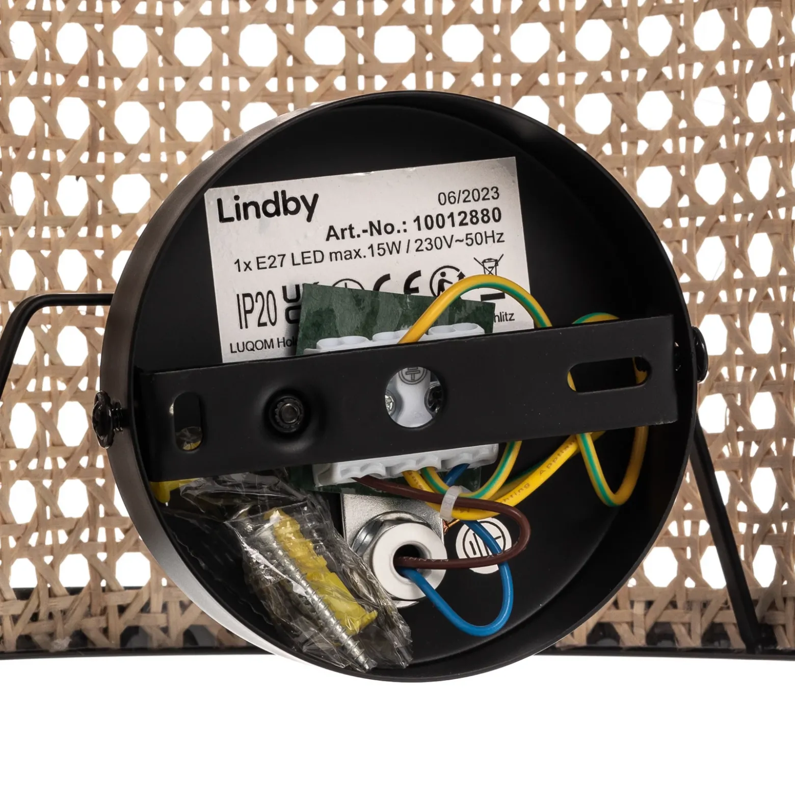 Aplique de pared Lindby Yaelle, 20 cm de altura, ratán, negro, E27