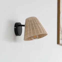 Aplique de pared Lindby Zyralia, color madera, ratán, altura 19,5 cm