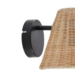 Aplique de pared Lindby Zyralia, color madera, ratán, altura 19,5 cm