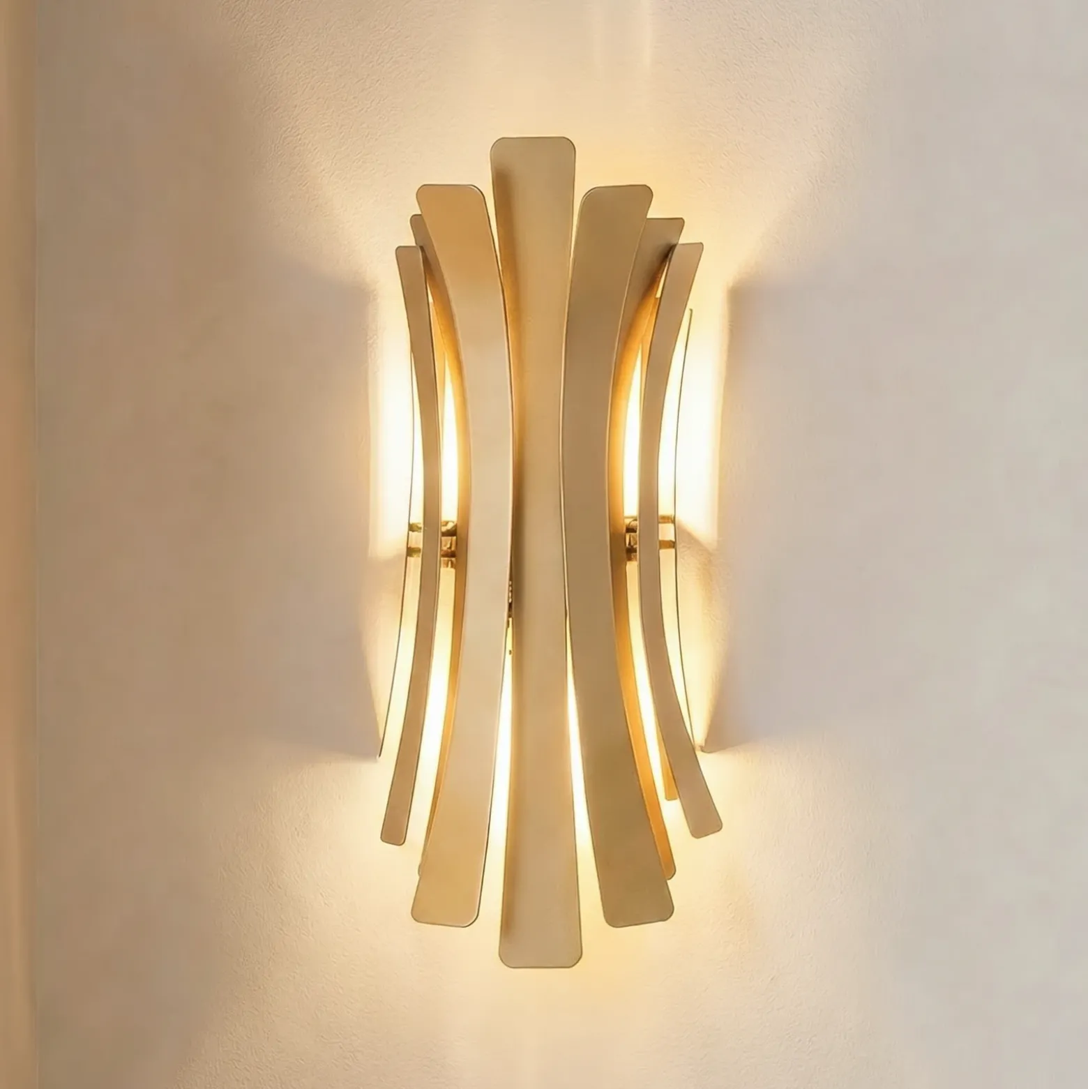 Aplique de pared Lınea, color dorado, altura 48 cm, metal, E14