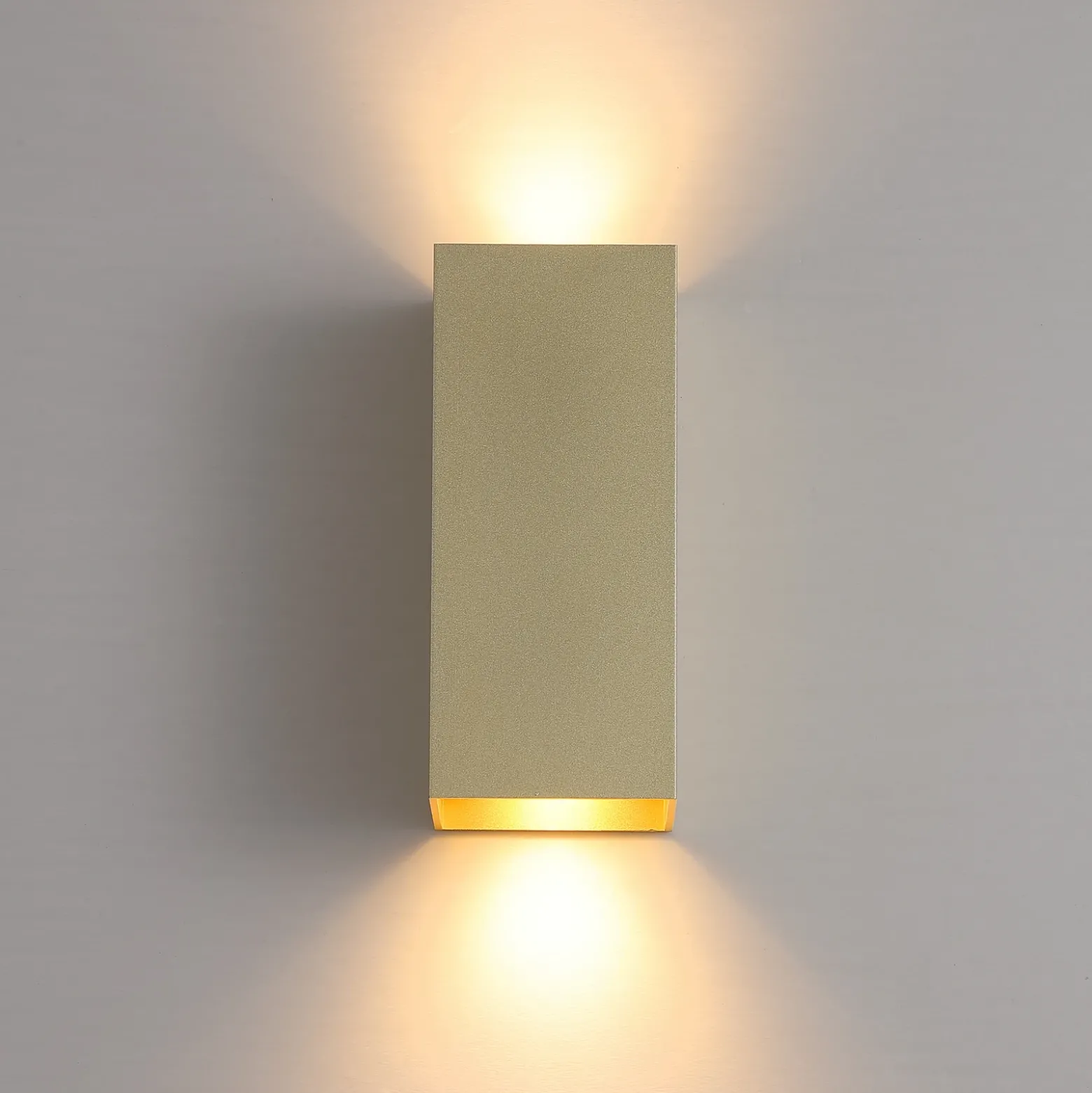 Aplique de pared London Square, color dorado, altura 15 cm, 2 luces.