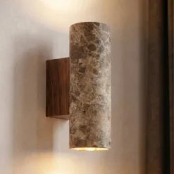 Aplique de pared Lucande Tavira, marrón veteado, luz hacia arriba/abajo, GU10