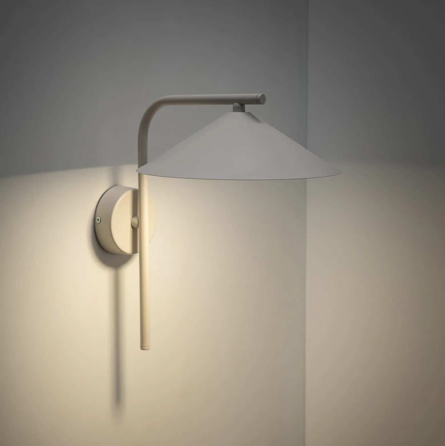 Aplique de pared Lume S, color greige, metal, 31 cm de altura, GX53