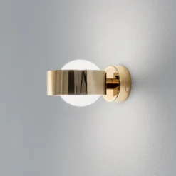 Aplique de pared Mado, acero color latón, cristal opalino, 1 luz