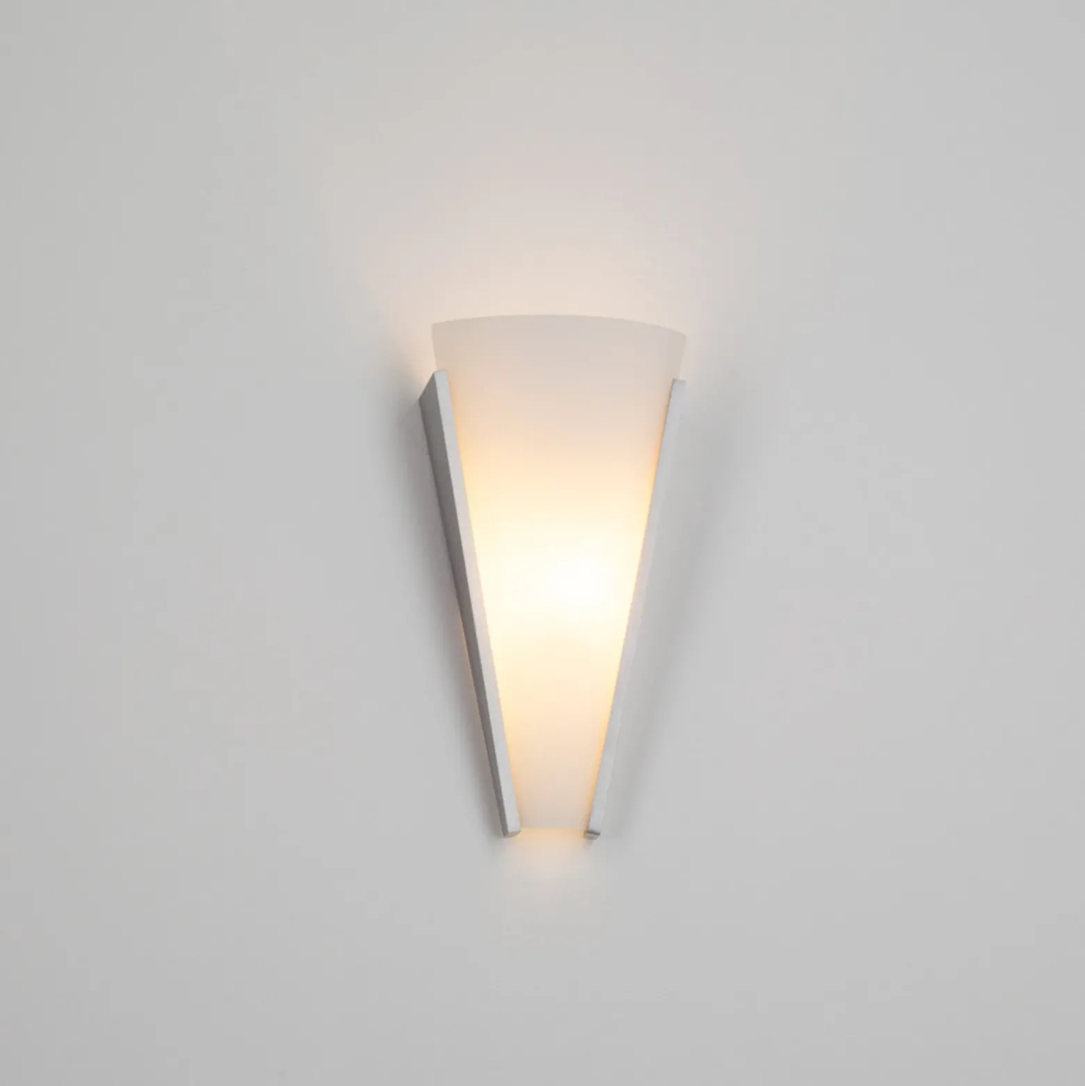 Aplique de pared Magnus de Lindby, blanco, cristal, altura 31 cm, E14
