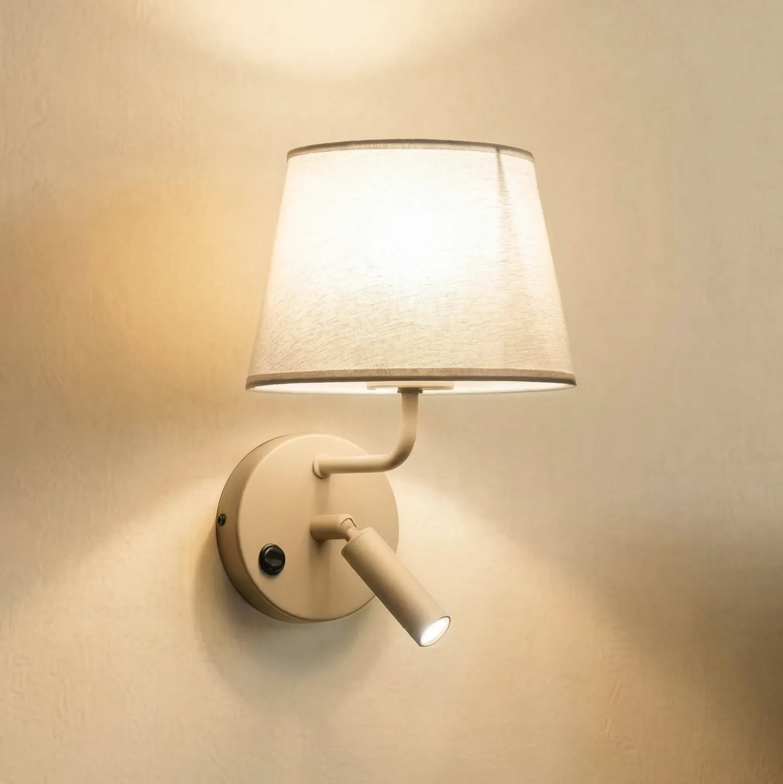 Aplique de pared Maja, arena, textil, brazo de lectura, altura 25 cm