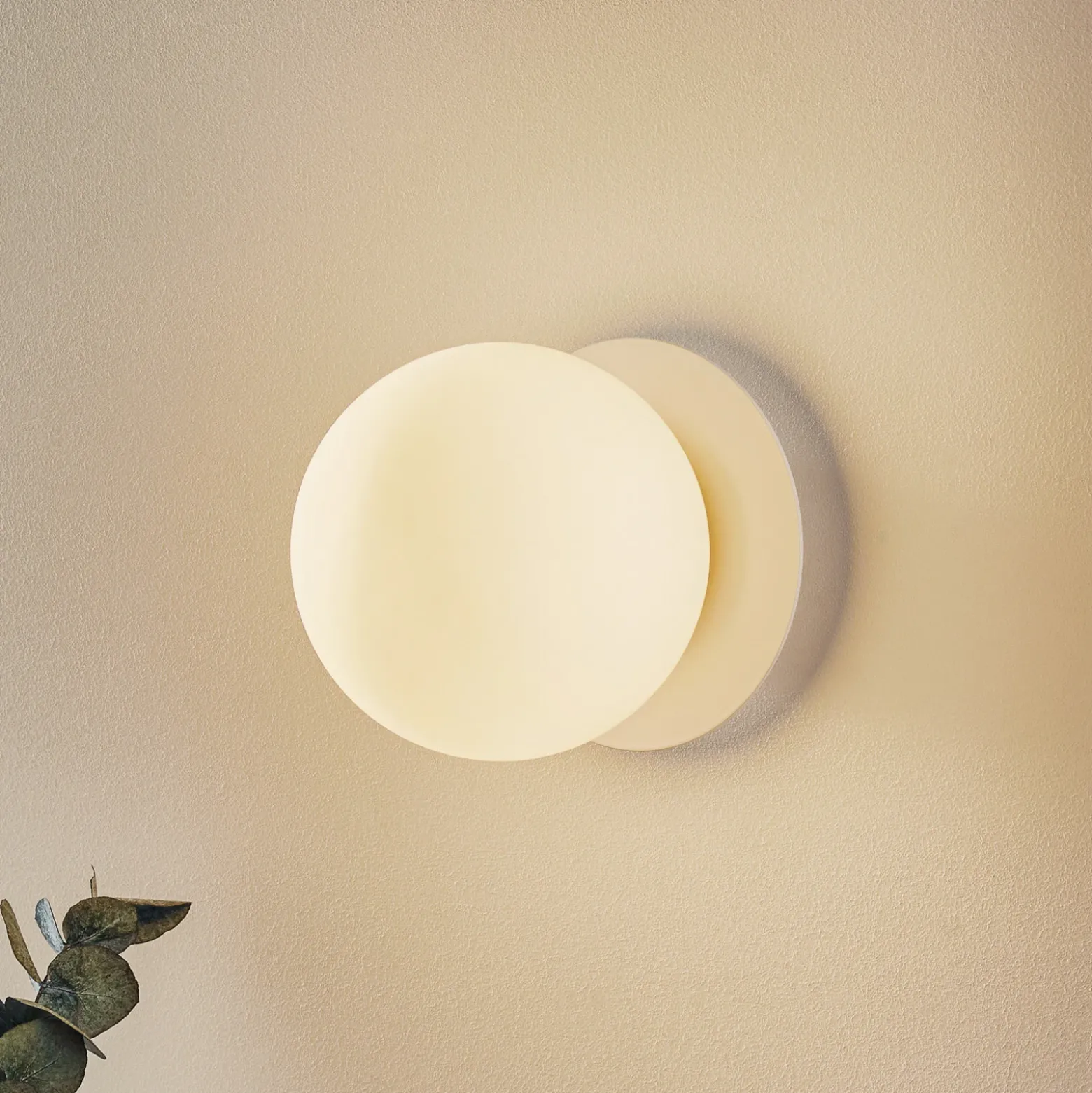 Aplique de pared Minerva K1, blanco, Ø 15 cm, vidrio/metal