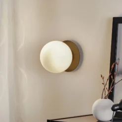 Aplique de pared Minerva K1 con borde metálico negro