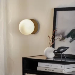 Aplique de pared Minerva K1 con borde metálico negro