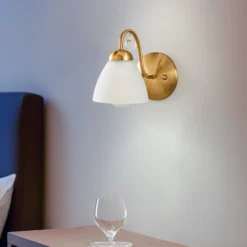 Aplique de pared Miranda con pantalla de cristal, latón