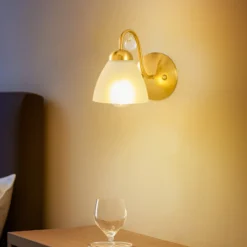 Aplique de pared Miranda con pantalla de cristal, latón