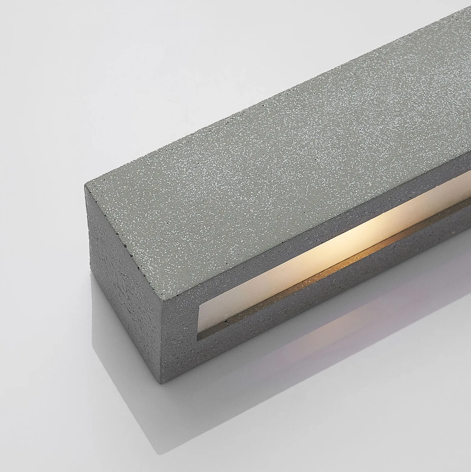 Aplique de pared Nellie de Lindby, gris, hormigón, 35,3 cm de ancho