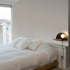 Aplique de pared Nit utilizable como mesa de noche