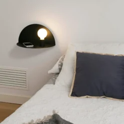 Aplique de pared Nit utilizable como mesa de noche
