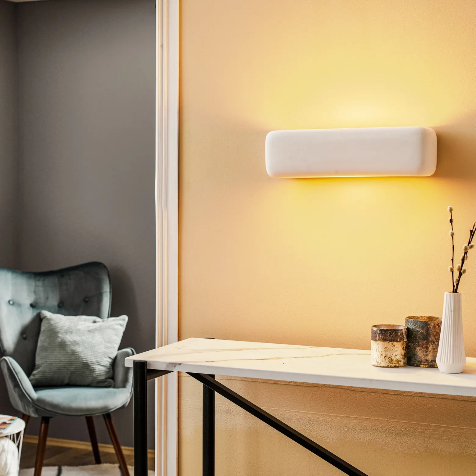 Aplique de pared Noris con luz hacia arriba y hacia abajo, de cerámica blanca