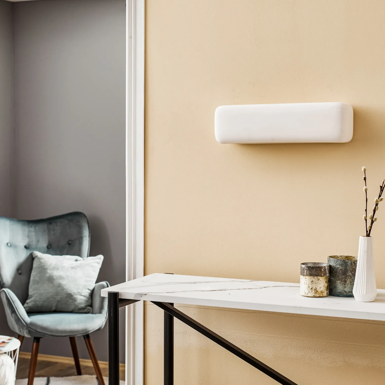 Aplique de pared Noris con luz hacia arriba y hacia abajo, de cerámica blanca
