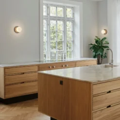 Aplique de pared Nuura Liila 1 Medium, bronce/ópal, IP44, G9