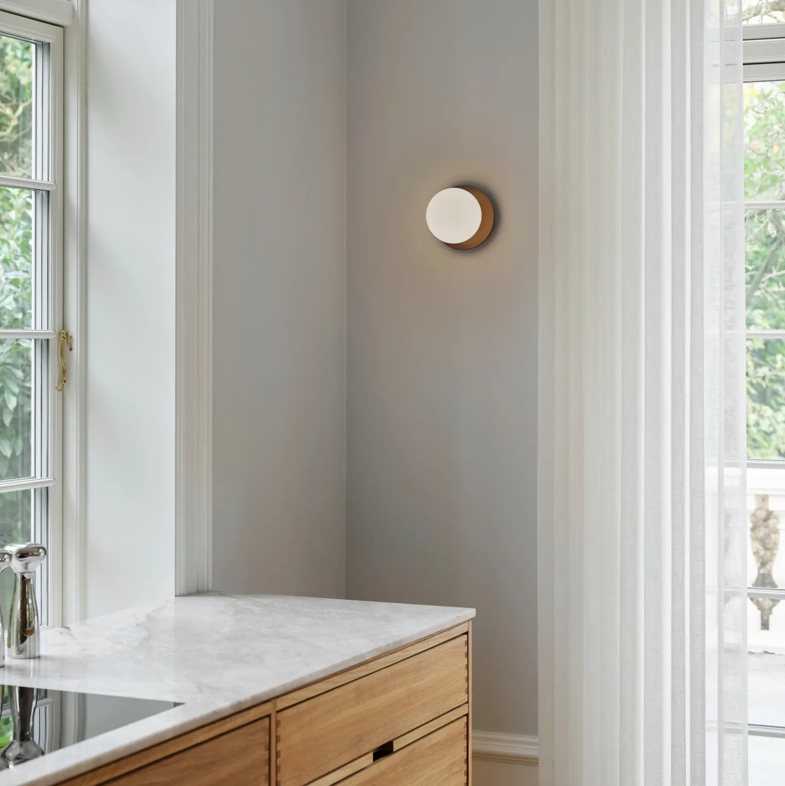 Aplique de pared Nuura Liila 1 Medium, bronce/ópal, IP44, G9