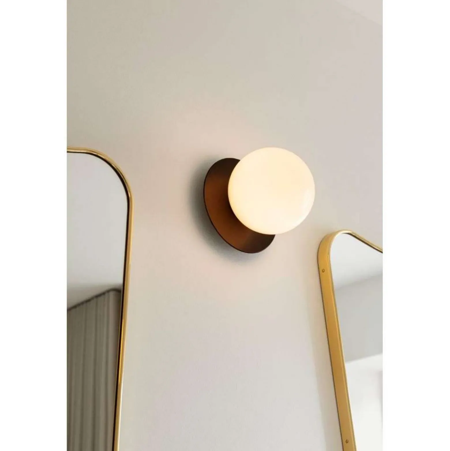 Aplique de pared Nuura Liila 1 Medium, bronce/ópal, IP44, G9