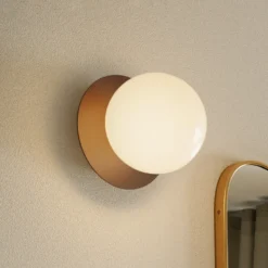 Aplique de pared Nuura Liila 1 Medium, bronce/ópal, IP44, G9