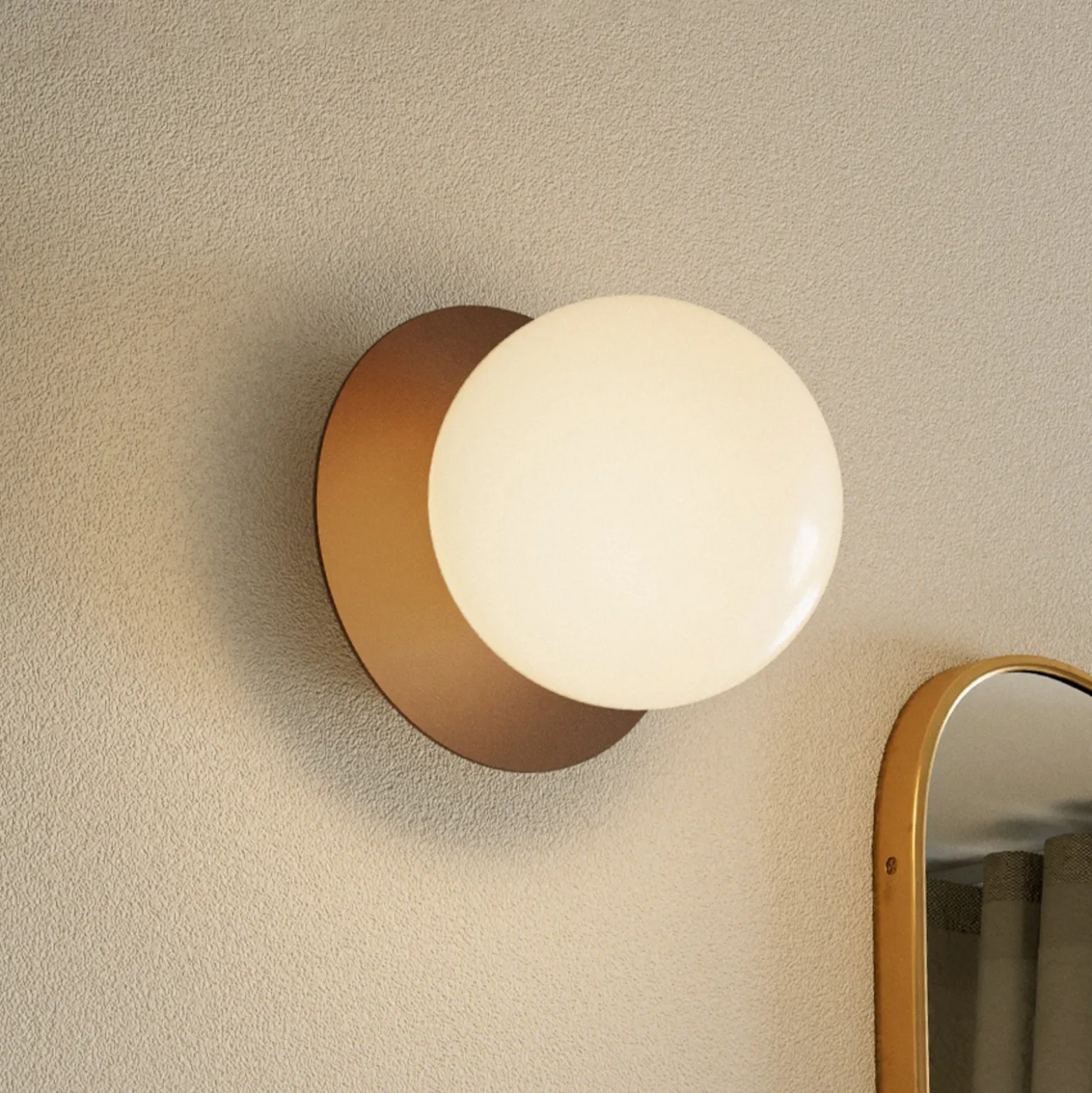 Aplique de pared Nuura Liila 1 Medium, bronce/ópal, IP44, G9