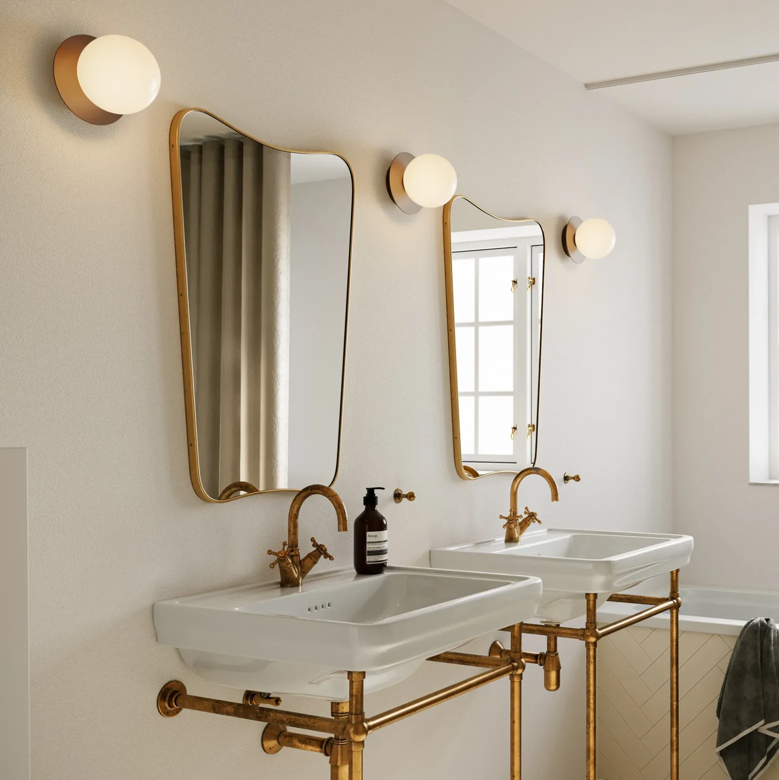 Aplique de pared Nuura Liila 1 Medium, bronce/ópal, IP44, G9