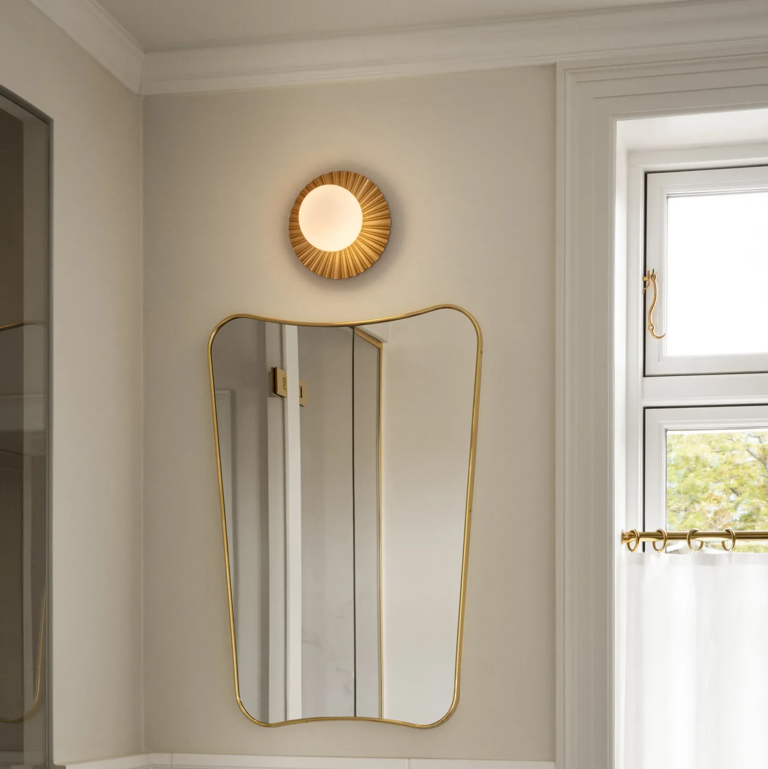 Aplique de pared Nuura Liila Muuse, Ø 20 cm, IP44, dorado/ópalo