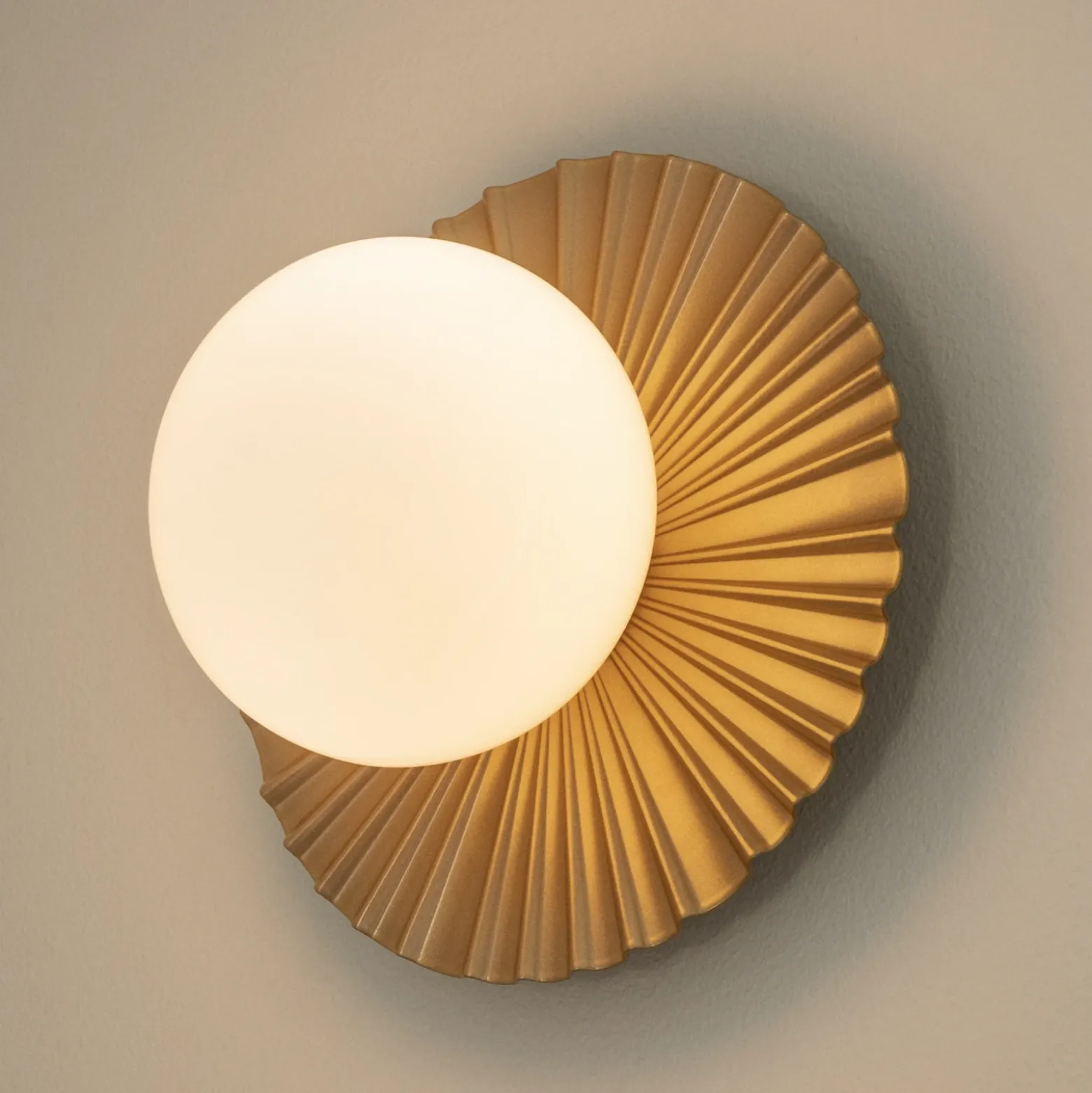 Aplique de pared Nuura Liila Muuse, Ø 20 cm, IP44, dorado/ópalo