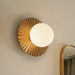 Aplique de pared Nuura Liila Muuse, Ø 20 cm, IP44, dorado/ópalo