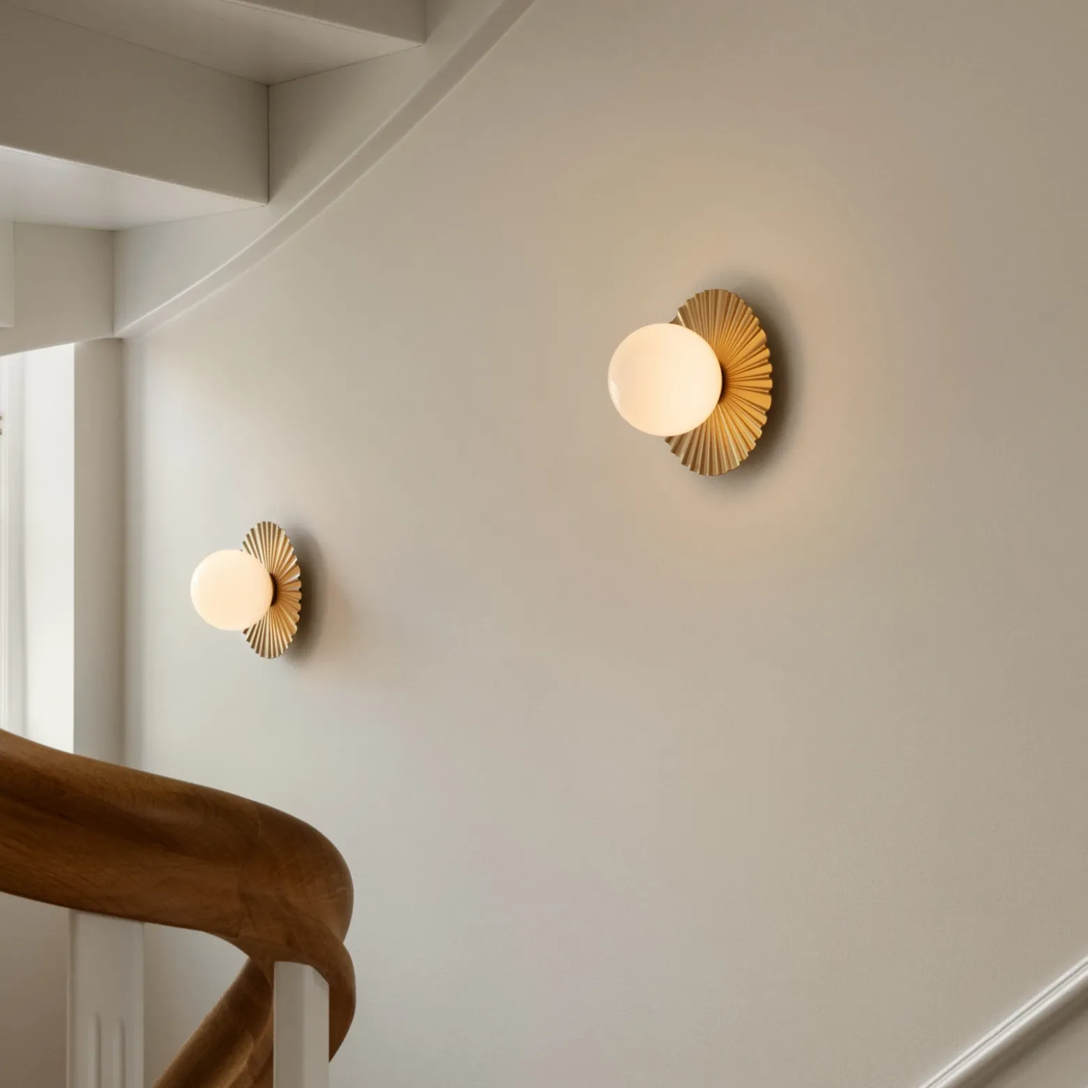 Aplique de pared Nuura Liila Muuse, Ø 20 cm, IP44, dorado/ópalo