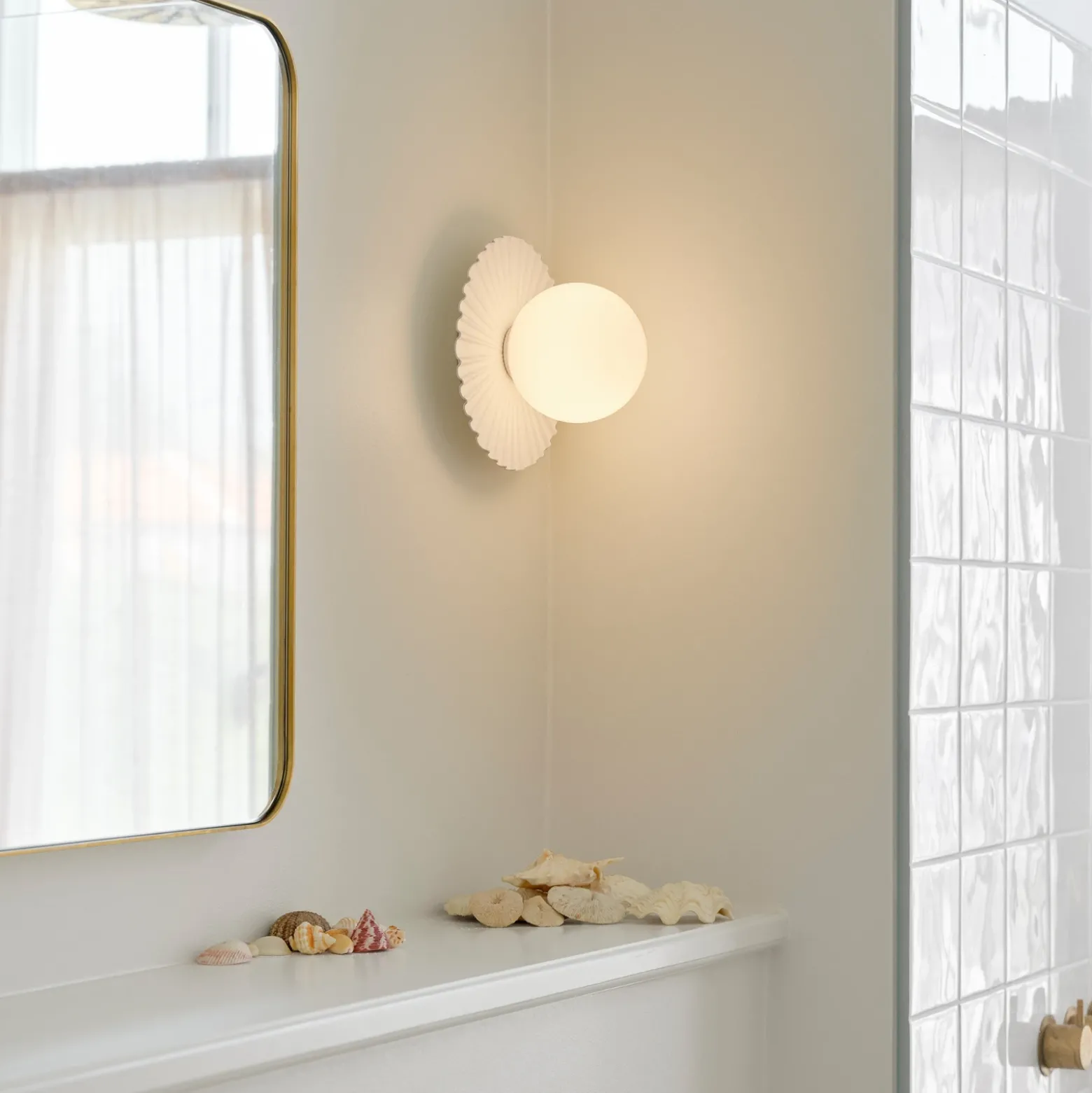 Aplique de pared Nuura Liila Muuse, Ø 20 cm IP44, blanco/ópalo