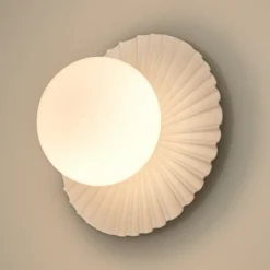 Aplique de pared Nuura Liila Muuse, Ø 20 cm IP44, blanco/ópalo