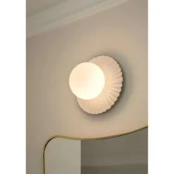 Aplique de pared Nuura Liila Muuse, Ø 20 cm IP44, blanco/ópalo