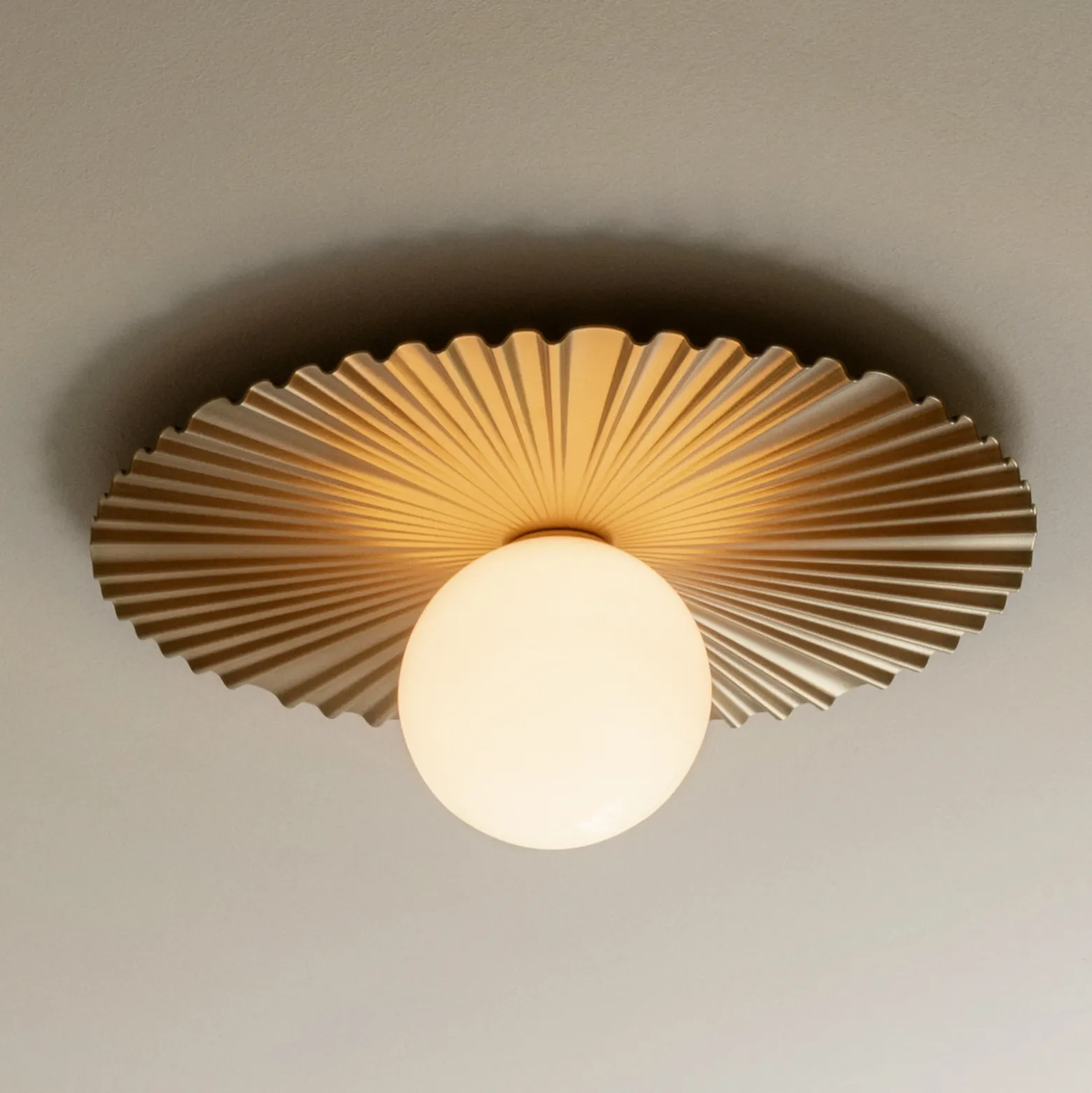 Aplique de pared Nuura Liila Muuse, Ø 42 cm, IP44, dorado/ópalo