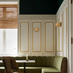 Aplique de pared Nuura Liila 1 Medium, dorado/amarillo miel, IP44, G9