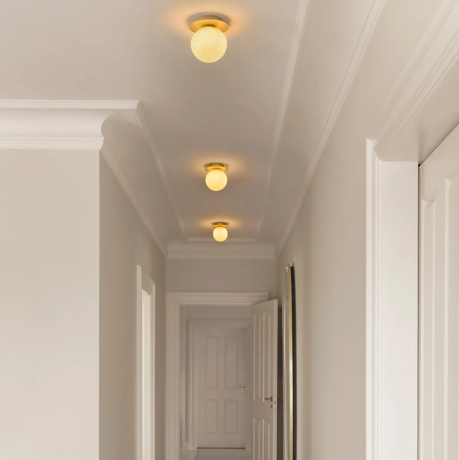 Aplique de pared Nuura Liila 1 Medium, dorado/amarillo miel, IP44, G9