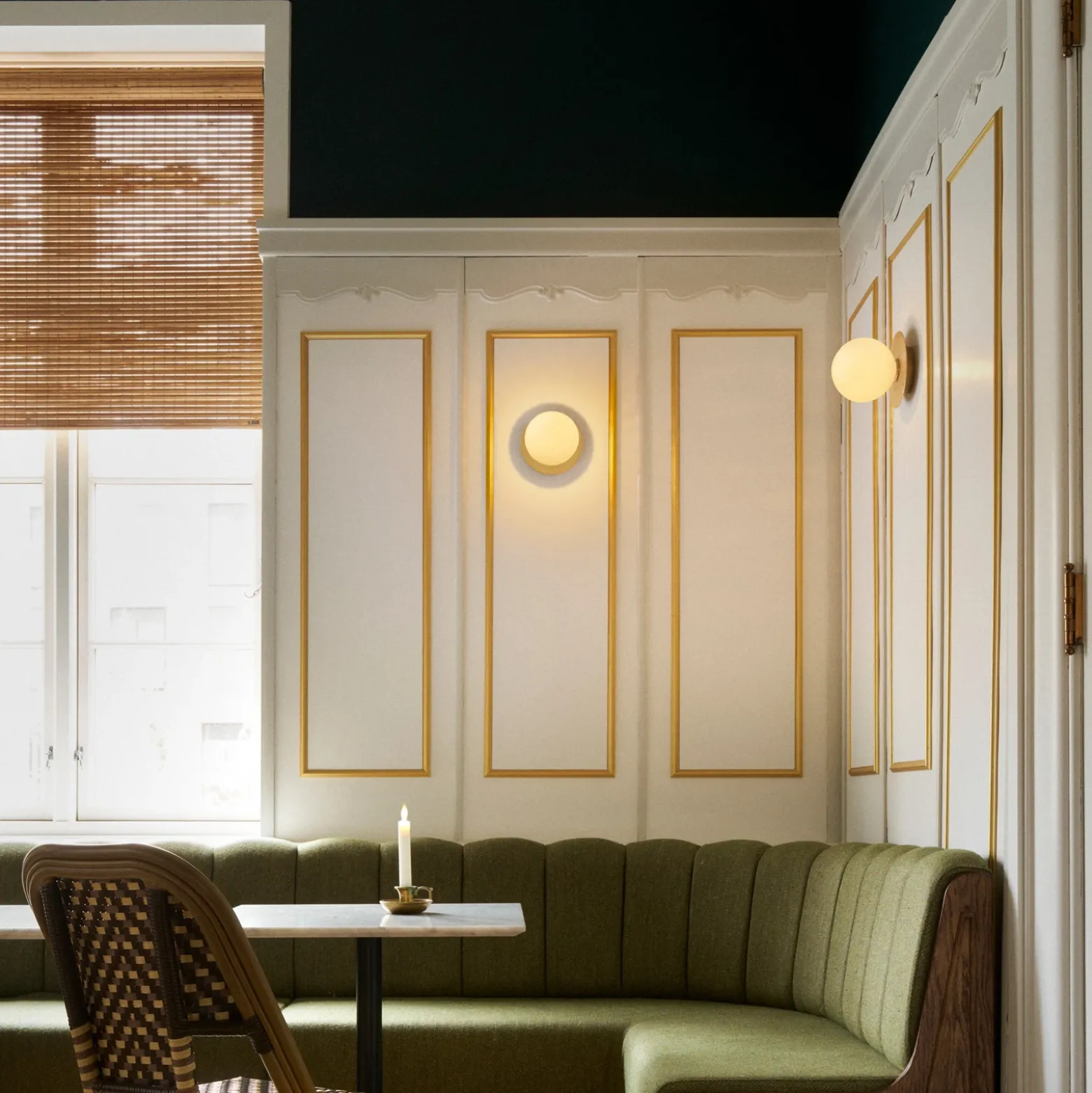 Aplique de pared Nuura Liila 1 Medium, dorado/amarillo miel, IP44, G9
