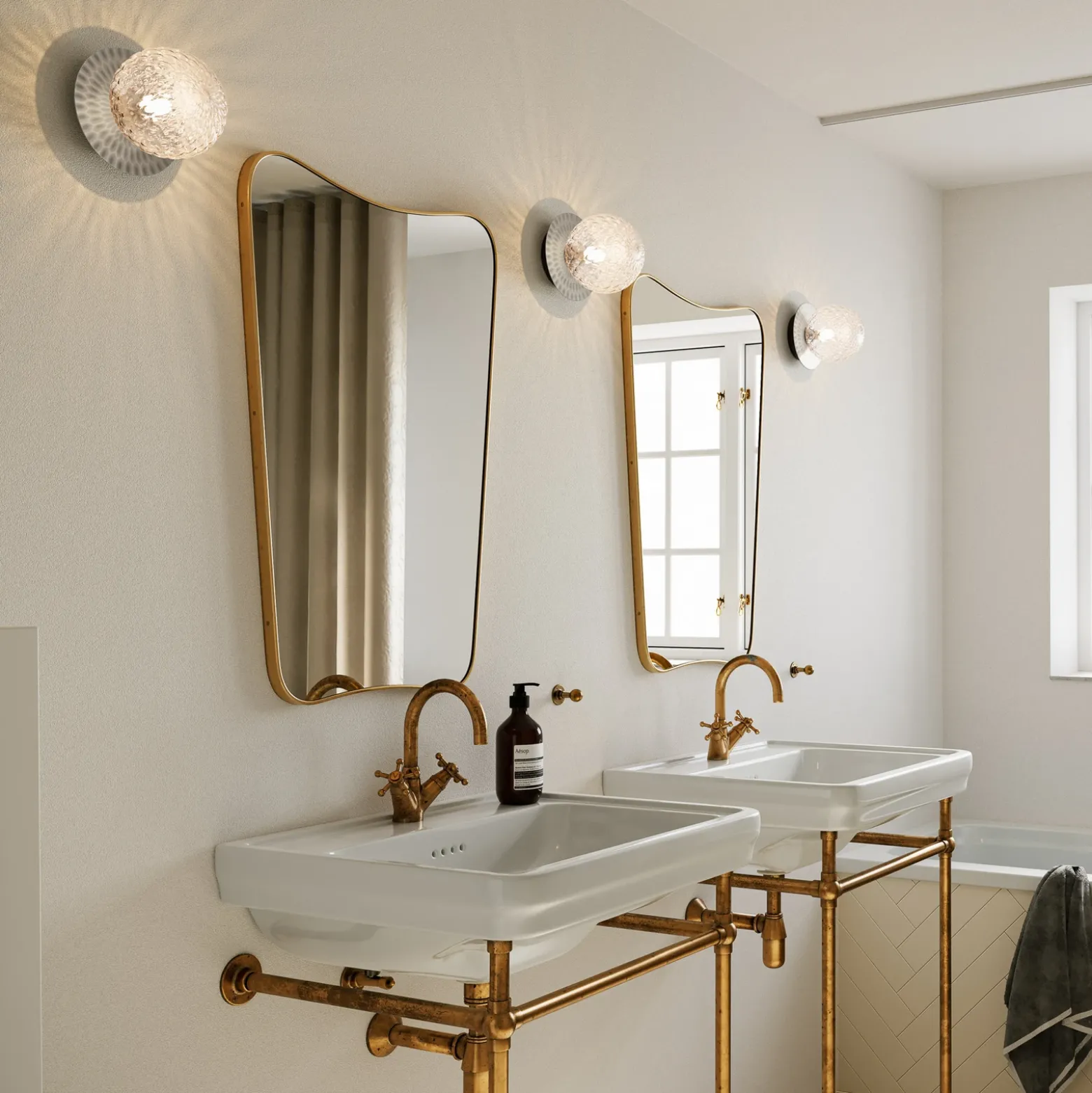 Aplique de pared Nuura Liila 1 Medium, plateado/transparente, IP44, G9