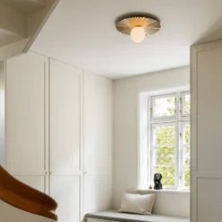 Aplique de pared Nuura Liila Muuse, Ø 42 cm, IP44, dorado/ópalo