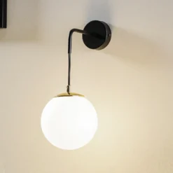 Aplique de pared Ognis K1 con pantalla esférica, negro/dorado