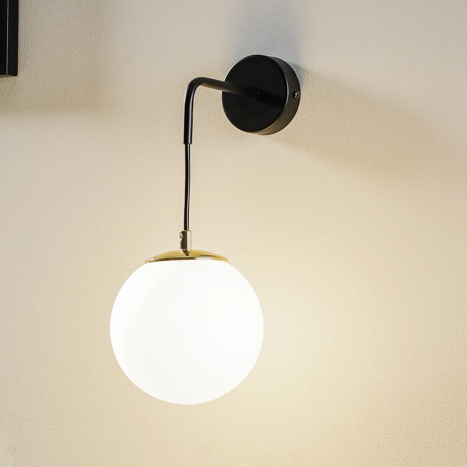 Aplique de pared Ognis K1 con pantalla esférica, negro/dorado