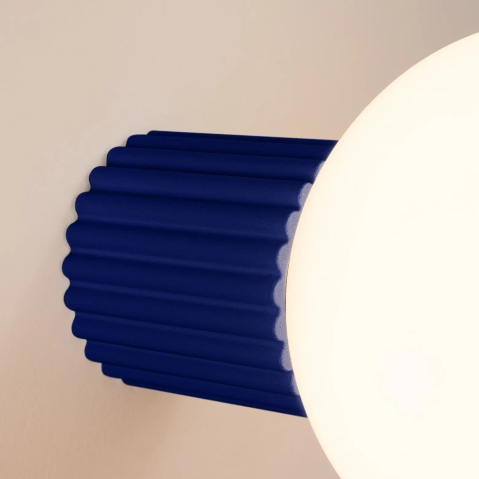 Aplique de pared ORBI, azul ultramar, vidrio/metal, Ø 12 cm, IP44, G9