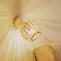 Aplique de pared Paz blanco con pantalla esférica de láminas de madera