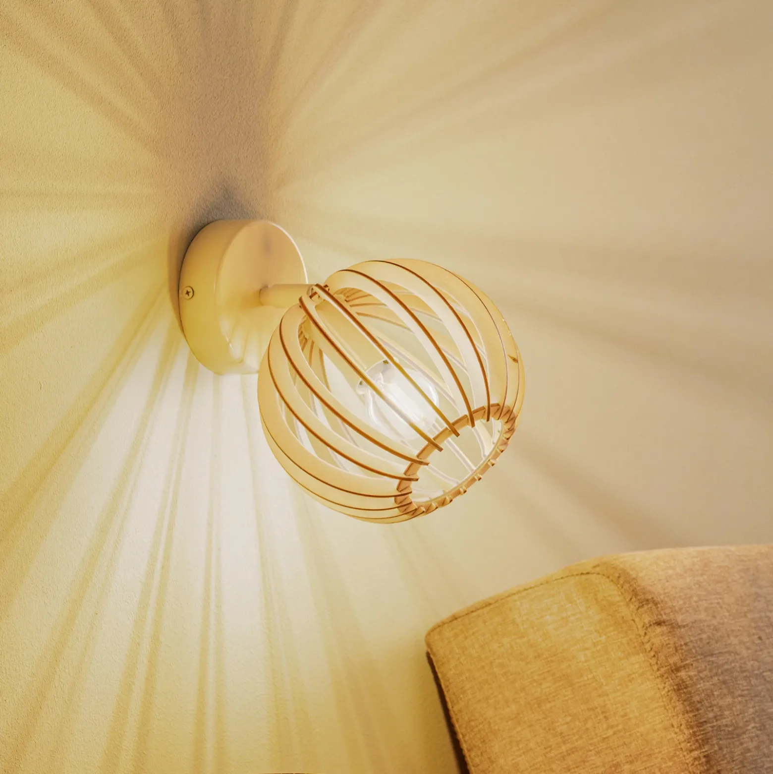 Aplique de pared Paz blanco con pantalla esférica de láminas de madera