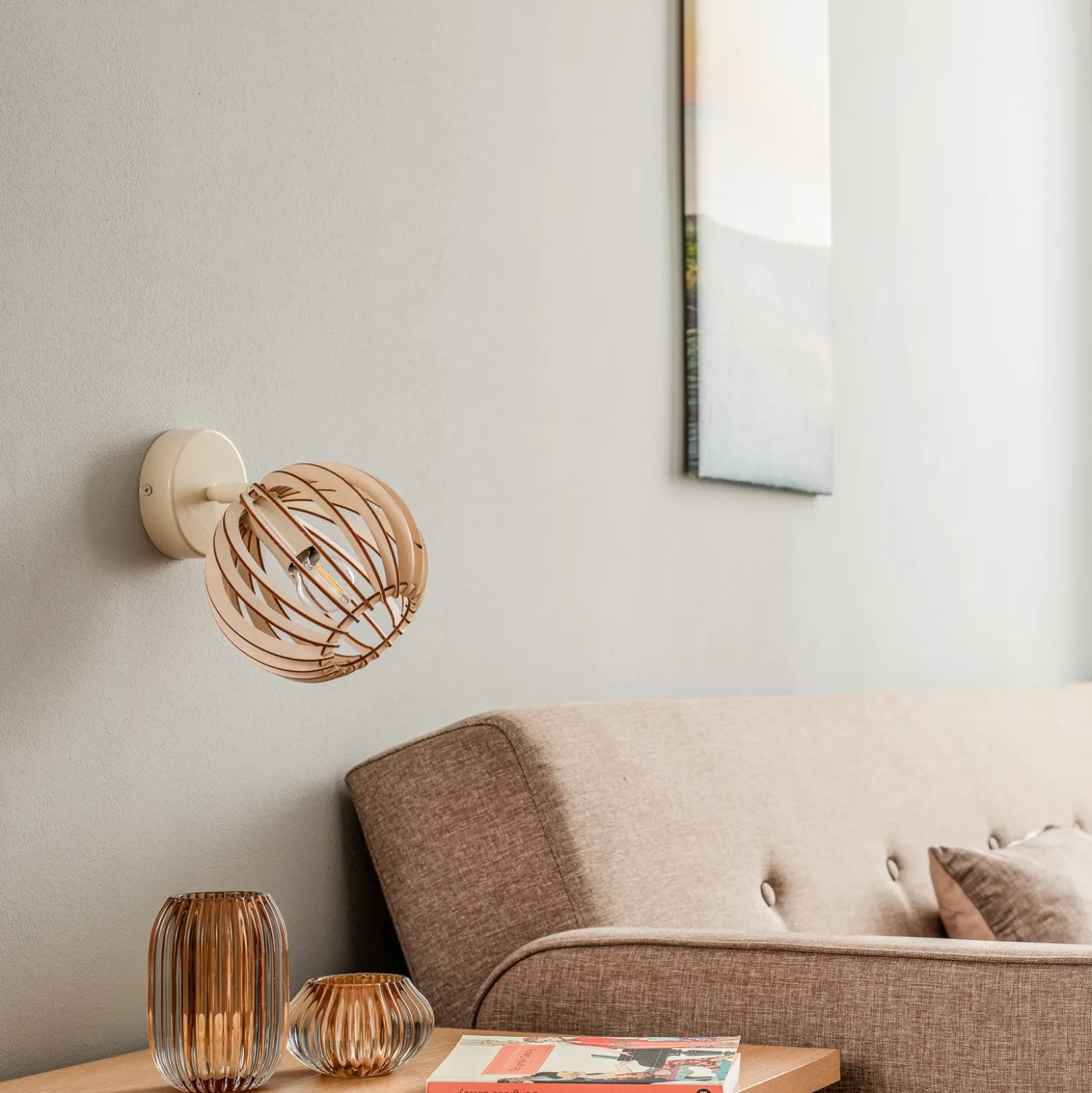 Aplique de pared Paz blanco con pantalla esférica de láminas de madera