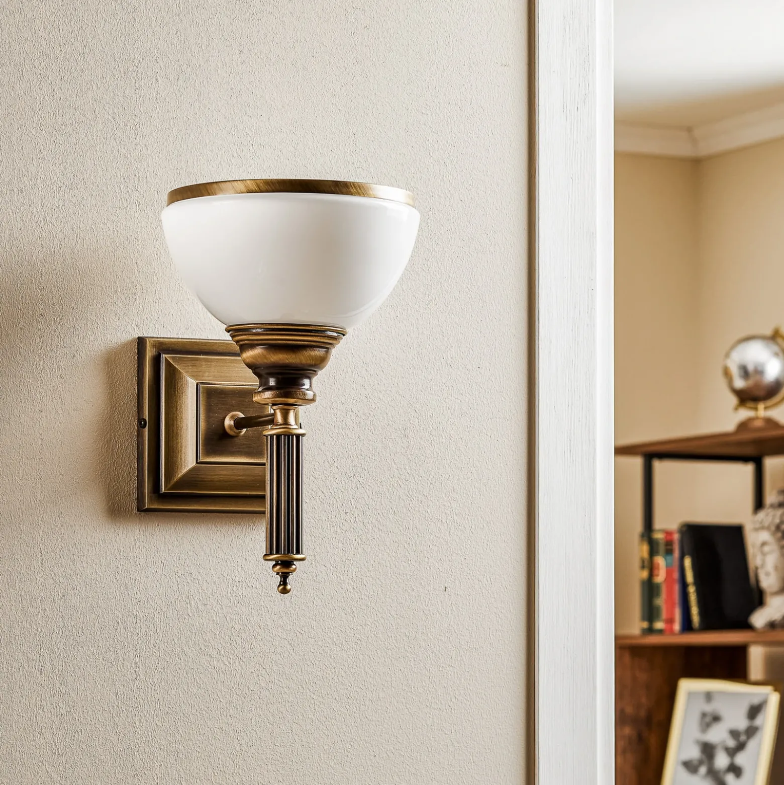 Aplique de pared Petro, antiguo con pantalla de cristal