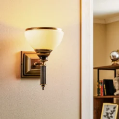 Aplique de pared Petro, antiguo con pantalla de cristal