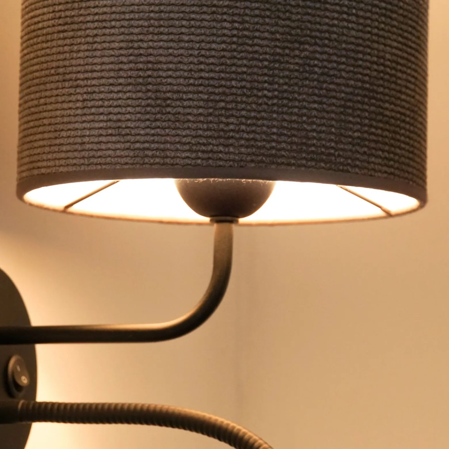 Aplique de pared Roller, cordón gris oscuro, negro, con brazo de lectura